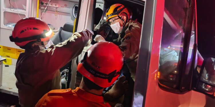 Ambulância de Bodoquena sai da pista na BR-262 após cochilo de motorista