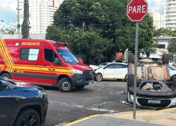 Colisão no Jardim dos Estados deixa veículo capotado