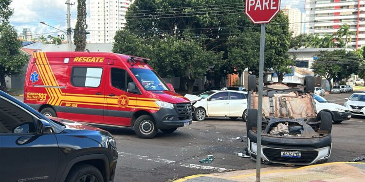 Colisão no Jardim dos Estados deixa veículo capotado