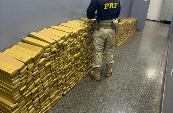 PRF apreende quase uma tonelada de maconha em Sidrolândia