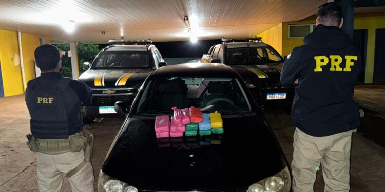 PRF apreende 10 kg de drogas escondidas em carro em Ponta Porã