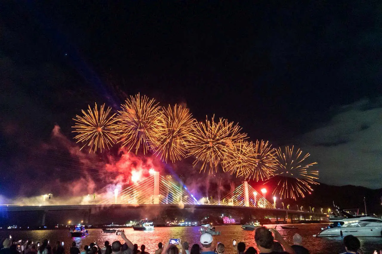 Show de fogos na inauguração da Ponte de Guaratuba