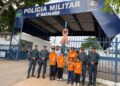 Polícia Militar recebe símbolo do Maio Laranja em ação de conscientização em Corumbá.