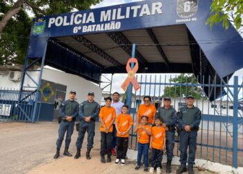 Polícia Militar recebe símbolo do Maio Laranja em ação de conscientização em Corumbá.