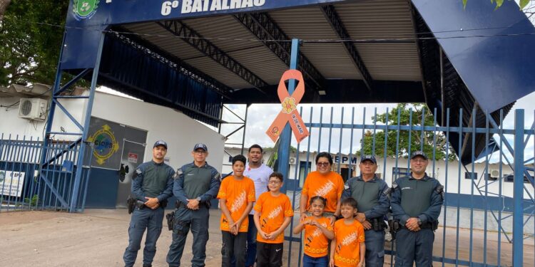 Polícia Militar recebe símbolo do Maio Laranja em ação de conscientização em Corumbá.