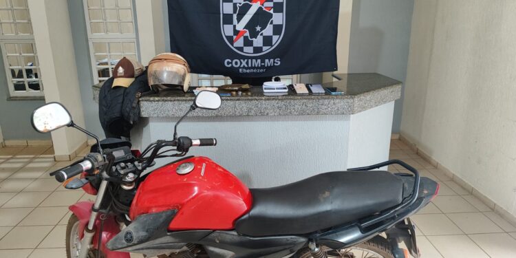 Polícia Militar recupera motocicleta e prende dois homens por tráfico e receptação em Coxim
