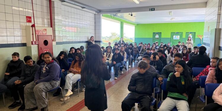 Polícia Civil realiza palestra sobre bullying na Escola Guimarães Rosa, em Sete Quedas