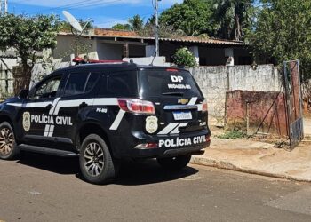 Polícia civil suspeitos de tráfico de drogas durante cumprimento de mandados em Nioaque