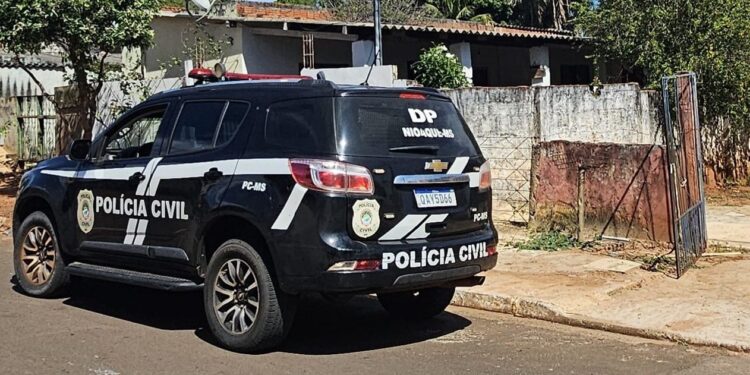 Polícia civil suspeitos de tráfico de drogas durante cumprimento de mandados em Nioaque