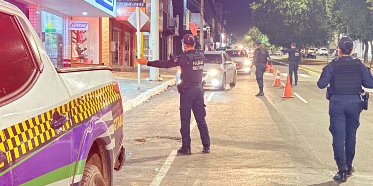 OPERAÇÃO PRODETOP: Polícia Militar realiza blitz com foco no combate ao roubo e furto de veículos em Coxim