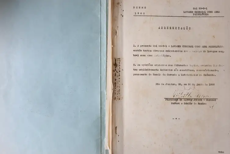 Rio de Janeiro (RJ), 15/05/2026 - Reprodução de documentos inéditos da ditadura militar que tinham sido roubados e escondidos pelo coronel do Exército Cyro Etchegoyen foram expostos pela jornalista Juliana Dal Piva em documentário. Foto: Rovena Rosa/Agência Brasil