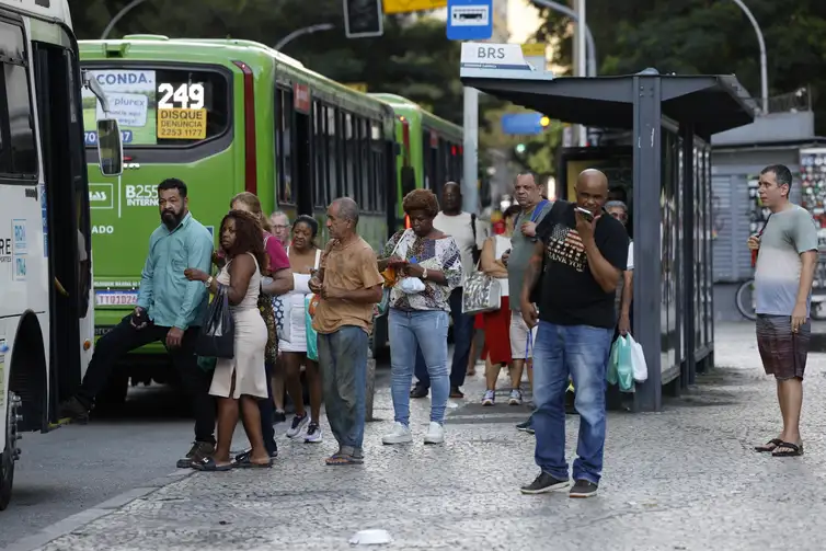Fernando Frazão/Agência Brasil Rio de Janeiro (RJ), 28/05/2026 – Trabalhadores em ponto de ônibus no Largo da Carioca após aprovação pela Câmara dos Deputados da PEC que acaba com escala de trabalho 6x1. Foto: Fernando Frazão/Agência Brasil