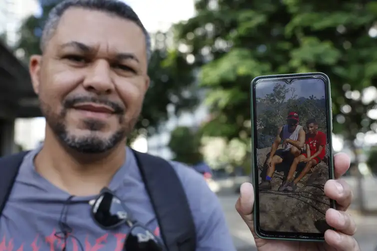 Fernando Frazão/Agência Brasil Rio de Janeiro (RJ), 28/05/2026 – Trabalhadores comentam aprovação pela Câmara dos Deputados da PEC que acaba com escala de trabalho 6x1. Emerson Santos pretende passar mais tempo com seu filho, Igor Gabriel. Foto: Fernando Frazão/Agência Brasil
