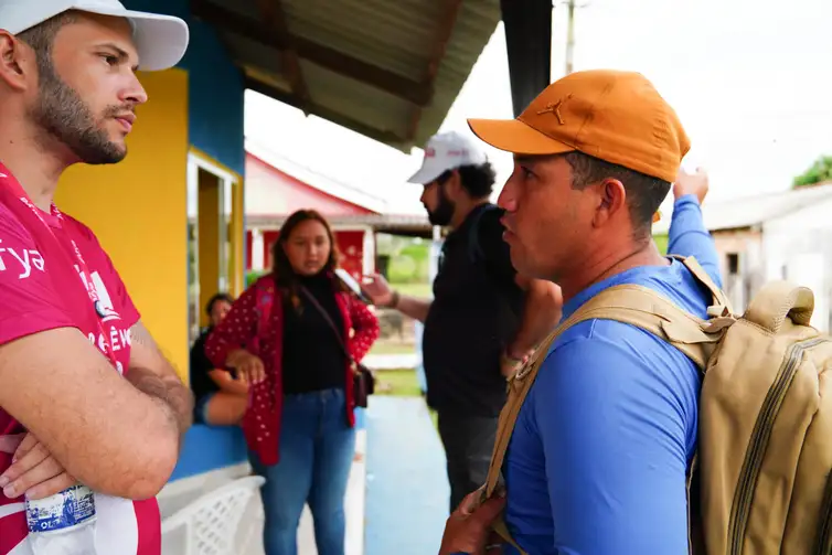 Nubia Abe Porto Velho - 31/05/2026 -O pró-reitor de Pós-Graduação, Pesquisa, Extensão e Internacionalização da Afya São Lucas, Wuelison Lelis de Oliveira, conversa com o venezuelano Luiz Antônio Prado, durante atendimento na expedição Ciência, Saúde e Cidadania. Foto: Nubia Abe