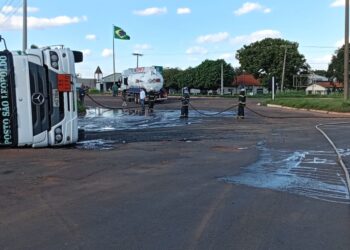 Caminhão-tanque tomba, vaza etanol e assusta BR-060 em Campo Grande