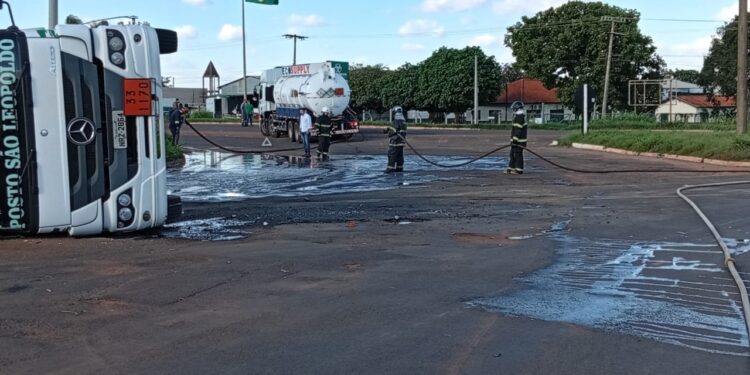 Caminhão-tanque tomba, vaza etanol e assusta BR-060 em Campo Grande
