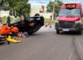 Carro capota após colisão com moto no Centro de Corumbá