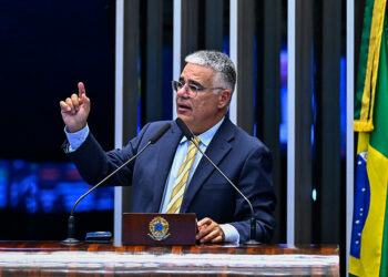 Em discurso, à tribuna, senador Eduardo Girão (Novo-CE).