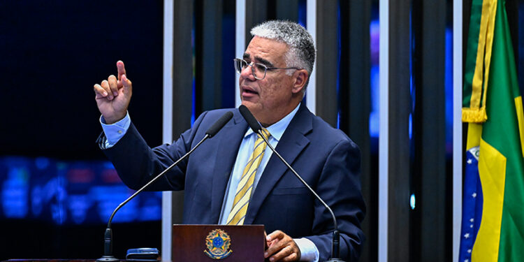 Em discurso, à tribuna, senador Eduardo Girão (Novo-CE).