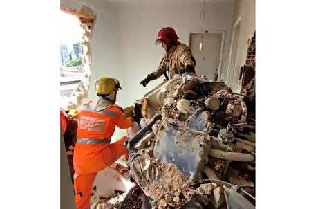 04/05/2026 - O Corpo de Bombeiros Militar de Minas Gerais segue atuando na queda de uma aeronave de pequeno porte que atingiu um prédio em Belo Horizonte. Foto: Corpo de Bombeiros MG/Divulgação