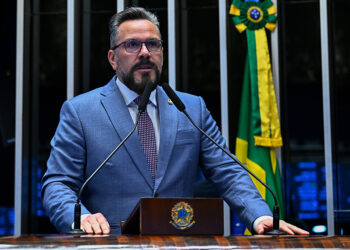 À tribuna, em discurso, senador Alan Rick (Republicanos-AC).