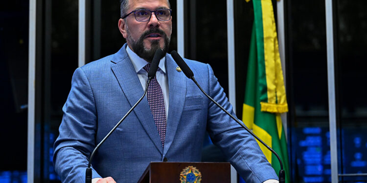 À tribuna, em discurso, senador Alan Rick (Republicanos-AC).