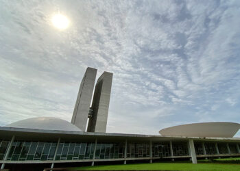 As cúpulas abrigam os plenários da Câmara dos Deputados (côncava) e do Senado Federal (convexa), enquanto que nas duas torres - as mais altas de Brasília, com 100 metros - funcionam as áreas administrativas e técnicas que dão suporte ao trabalho legislativo diário das duas instituições.