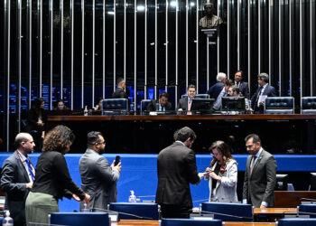 Após professores, garis, médicos e outros esperam por votação de piso salarial