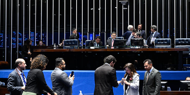 Após professores, garis, médicos e outros esperam por votação de piso salarial
