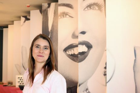 Rio de Janeiro (RJ), 08/05/2026 - A gerente de patrimônio e cultura da Fundação Roberto Marinho, Larissa Graça, foi uma das curadoras da exposição Arquitetura em cena, o MIS Copa antes da imagem e do som, no Museu da Imagem e do Som na Avenida Atlântica em Copacabana. Foto: Rovena Rosa/Agência Brasil