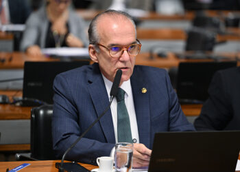 Em pronunciamento, à bancada, senador Fernando Dueire (PSD-PE).