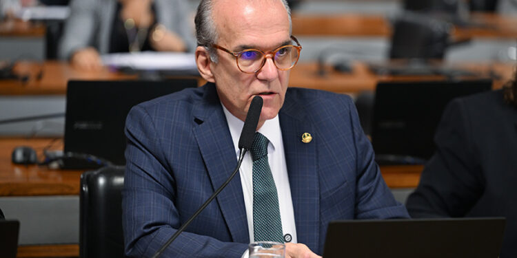 Em pronunciamento, à bancada, senador Fernando Dueire (PSD-PE).