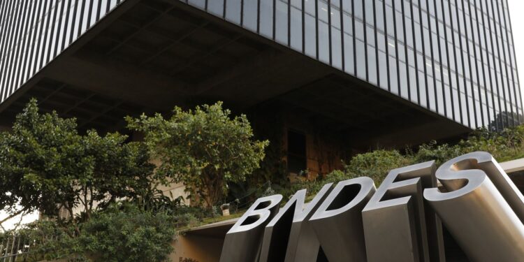 BNDES abre financiamento para transporte de carga e passageiros