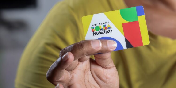 Bolsa Família eleva taxa de emprego e diminui mortalidade, diz estudo