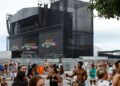 Bombeiros fazem vistoria final para show de Shakira em Copacabana