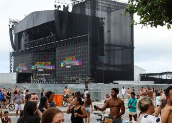 Bombeiros fazem vistoria final para show de Shakira em Copacabana