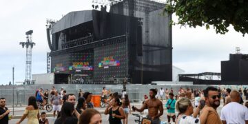 Bombeiros fazem vistoria final para show de Shakira em Copacabana