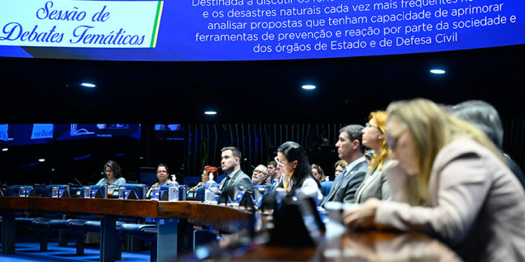Convidados participam da sessão especial.
