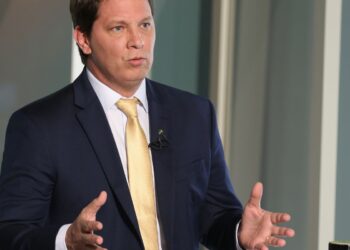 Câmara informa a Dino que Frias viajou ao exterior sem autorização