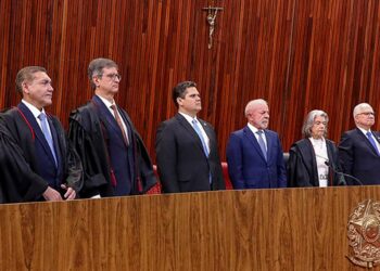 Chefes dos Três Poderes participam da posse de Nunes Marques no TSE