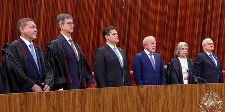Chefes dos Três Poderes participam da posse de Nunes Marques no TSE