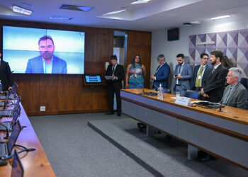 À mesa, presidente eventual da CMMPV 1.334/2026, deputado Rogério Correia (PT-MG), conduz reunião.