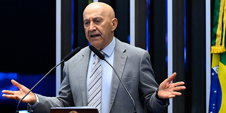 Em discurso, à tribuna, senador Confúcio Moura (MDB-RO).