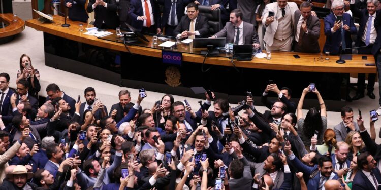 Congresso derruba parte de veto do presidente Lula ao PL da Dosimetria