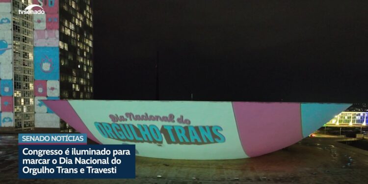 Congresso é iluminado para marcar Dia Nacional do Orgulho Trans e Travesti