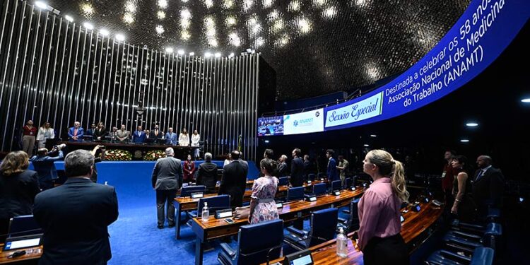 Convidados de sessão especial celebram atuação da medicina do trabalho