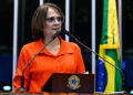 À tribuna, em discurso, senadora Damares Alves (Republicanos-DF).