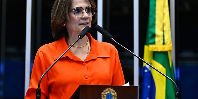 À tribuna, em discurso, senadora Damares Alves (Republicanos-DF).