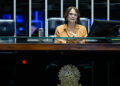 À mesa, senadora Damares Alves (Republicanos-DF) conduz sessão.