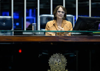 À mesa, senadora Damares Alves (Republicanos-DF) conduz sessão.